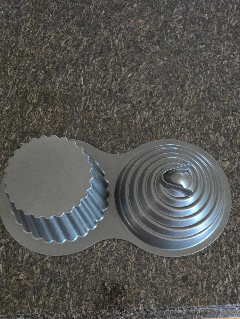 Wilton Gray Giant Cupcake Pan Dual-Design Nonstick 15